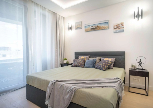 Na prenájom kompletne zariadený 2-izbový byt s garážovým parkovacím státím v SKYPARKU