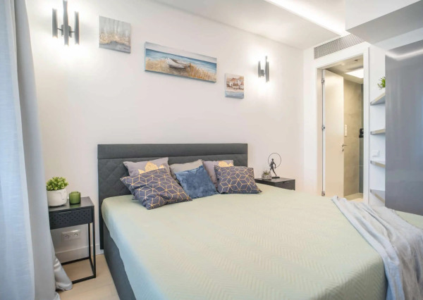 Na prenájom kompletne zariadený 2-izbový byt s garážovým parkovacím státím v SKYPARKU