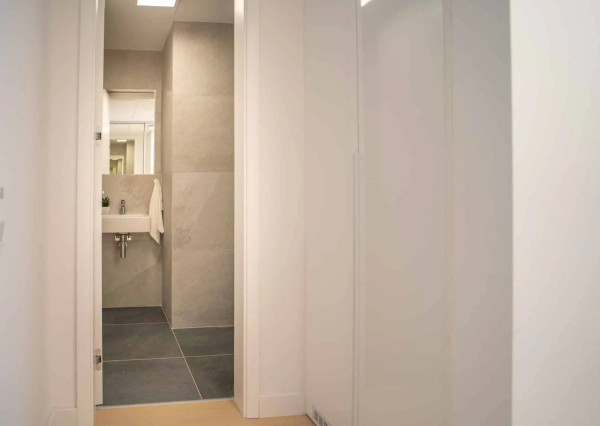 Na prenájom kompletne zariadený 2-izbový byt s garážovým parkovacím státím v SKYPARKU