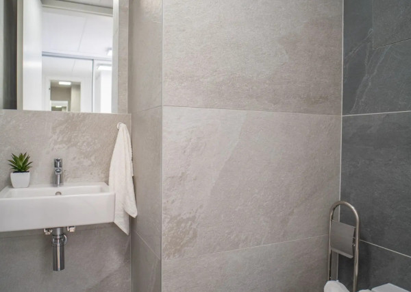 Na prenájom kompletne zariadený 2-izbový byt s garážovým parkovacím státím v SKYPARKU