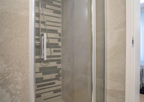 Na prenájom kompletne zariadený 2-izbový byt s garážovým parkovacím státím v SKYPARKU