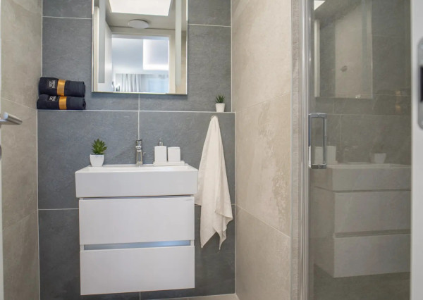 Na prenájom kompletne zariadený 2-izbový byt s garážovým parkovacím státím v SKYPARKU