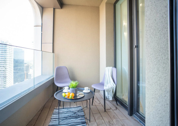 Na prenájom kompletne zariadený 2-izbový byt s garážovým parkovacím státím v SKYPARKU