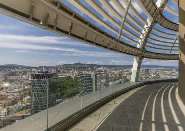 Na prenájom kompletne zariadený 2-izbový byt s garážovým parkovacím státím v SKYPARKU