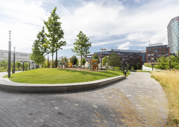 Na prenájom kompletne zariadený 2-izbový byt s garážovým parkovacím státím v SKYPARKU