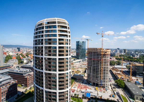 Na prenájom kompletne zariadený 2-izbový byt s garážovým parkovacím státím v SKYPARKU