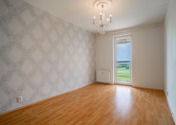 Na predaj priestranný 2-izbový byt s garážovým parkovacím státim v Záhorskej Bystrici