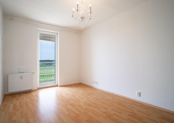 Na predaj priestranný 2-izbový byt s garážovým parkovacím státim v Záhorskej Bystrici