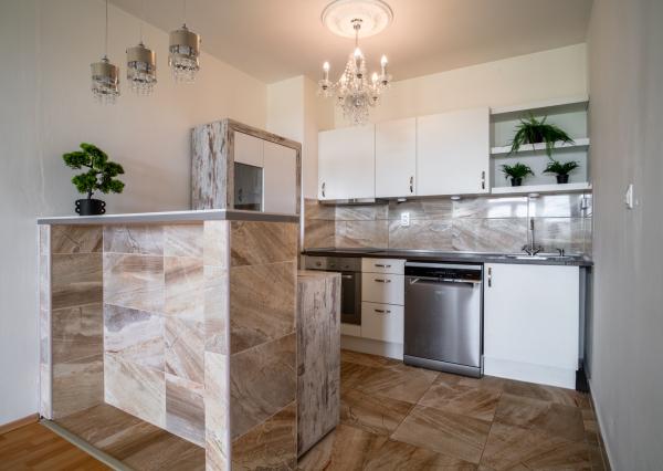 Na predaj priestranný 2-izbový byt s garážovým parkovacím státim v Záhorskej Bystrici