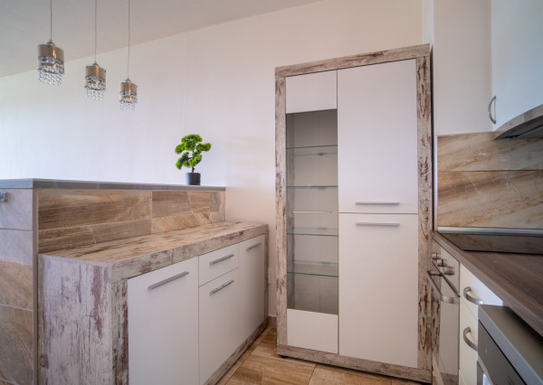 Na predaj priestranný 2-izbový byt s garážovým parkovacím státim v Záhorskej Bystrici