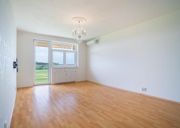 Na predaj priestranný 2-izbový byt s garážovým parkovacím státim v Záhorskej Bystrici