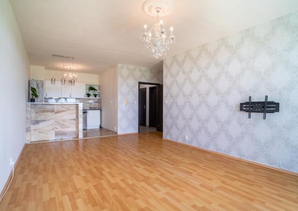 Na predaj priestranný 2-izbový byt s garážovým parkovacím státim v Záhorskej Bystrici