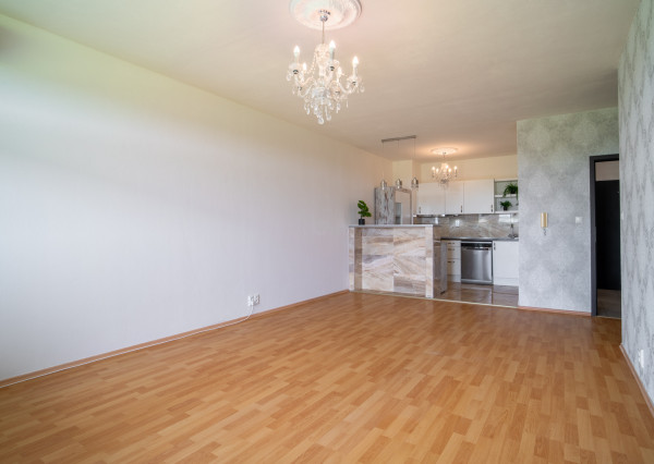 Na predaj priestranný 2-izbový byt s garážovým parkovacím státim v Záhorskej Bystrici