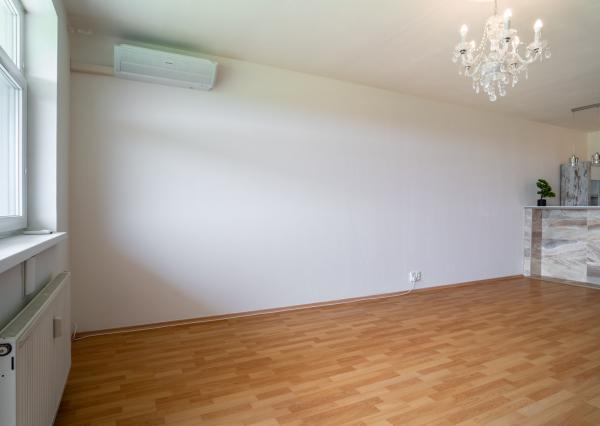 Na predaj priestranný 2-izbový byt s garážovým parkovacím státim v Záhorskej Bystrici