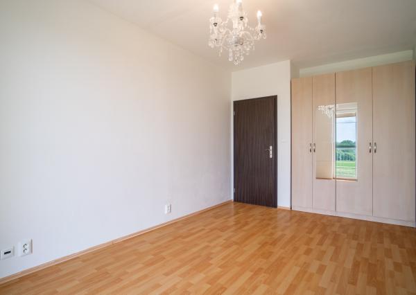 Na predaj priestranný 2-izbový byt s garážovým parkovacím státim v Záhorskej Bystrici