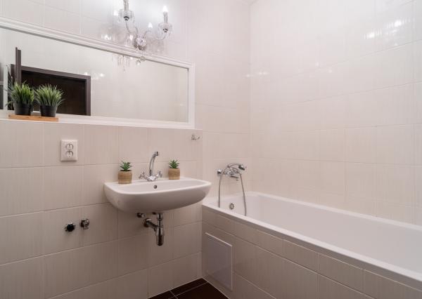 Na predaj priestranný 2-izbový byt s garážovým parkovacím státim v Záhorskej Bystrici