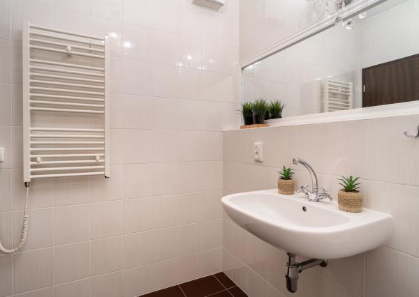 Na predaj priestranný 2-izbový byt s garážovým parkovacím státim v Záhorskej Bystrici