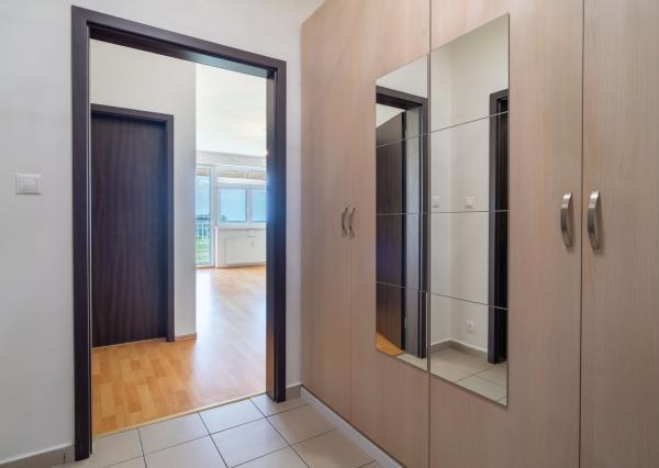 Na predaj priestranný 2-izbový byt s garážovým parkovacím státim v Záhorskej Bystrici