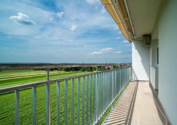 Na predaj priestranný 2-izbový byt s garážovým parkovacím státim v Záhorskej Bystrici