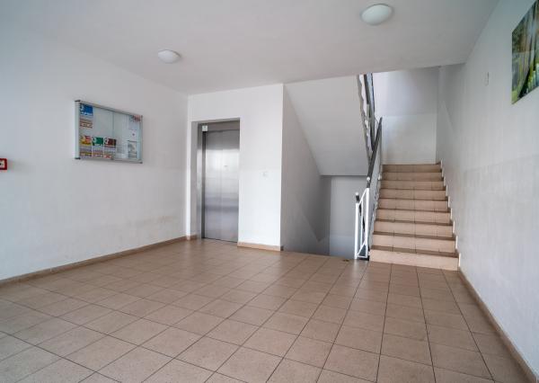 Na predaj priestranný 2-izbový byt s garážovým parkovacím státim v Záhorskej Bystrici