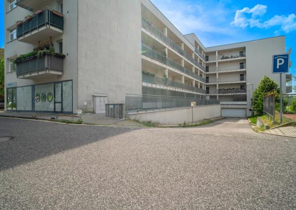 Na predaj priestranný 2-izbový byt s garážovým parkovacím státim v Záhorskej Bystrici