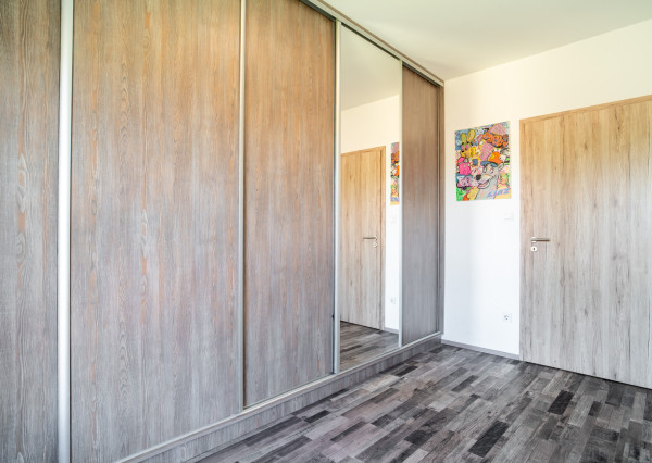 REZERVOVANÉ: Na predaj 3-izbový byt s parkovacím státím v Rajke