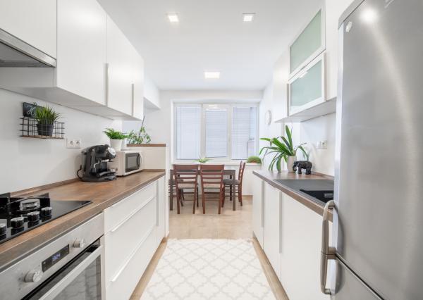 REZERVOVANÉ: Na predaj 2-izbový byt s balkónom a pivnicou v pokojnej časti obce Veľké Leváre