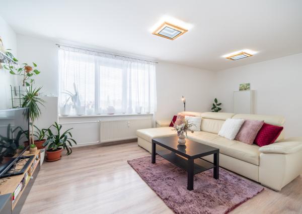 REZERVOVANÉ: Na predaj 2-izbový byt s balkónom a pivnicou v pokojnej časti obce Veľké Leváre