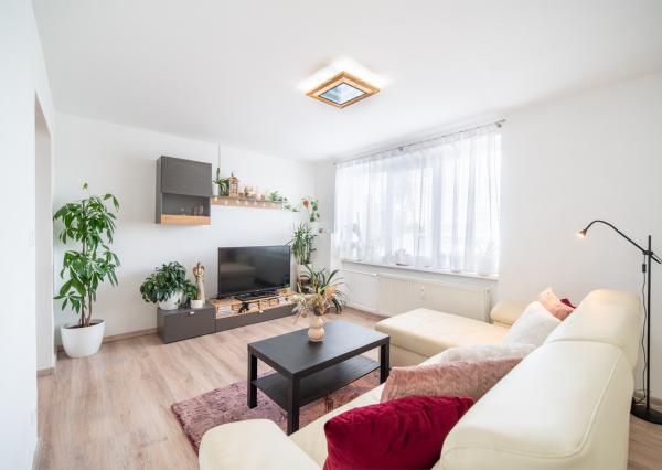 REZERVOVANÉ: Na predaj 2-izbový byt s balkónom a pivnicou v pokojnej časti obce Veľké Leváre