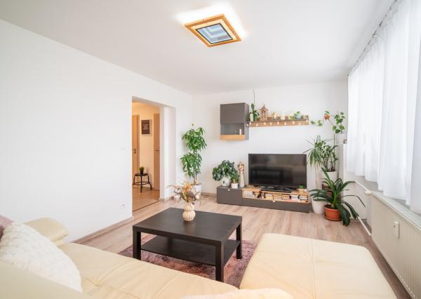 REZERVOVANÉ: Na predaj 2-izbový byt s balkónom a pivnicou v pokojnej časti obce Veľké Leváre