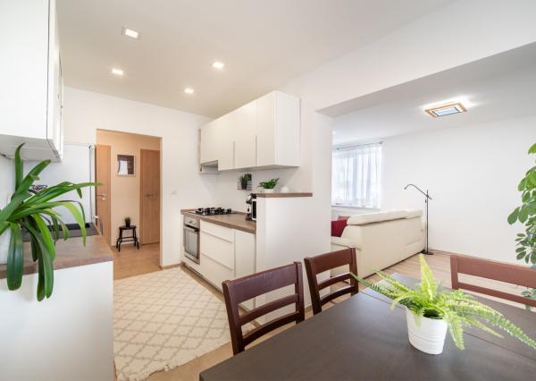 REZERVOVANÉ: Na predaj 2-izbový byt s balkónom a pivnicou v pokojnej časti obce Veľké Leváre