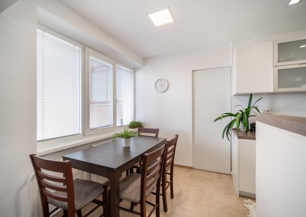 REZERVOVANÉ: Na predaj 2-izbový byt s balkónom a pivnicou v pokojnej časti obce Veľké Leváre