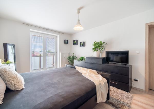 REZERVOVANÉ: Na predaj 2-izbový byt s balkónom a pivnicou v pokojnej časti obce Veľké Leváre