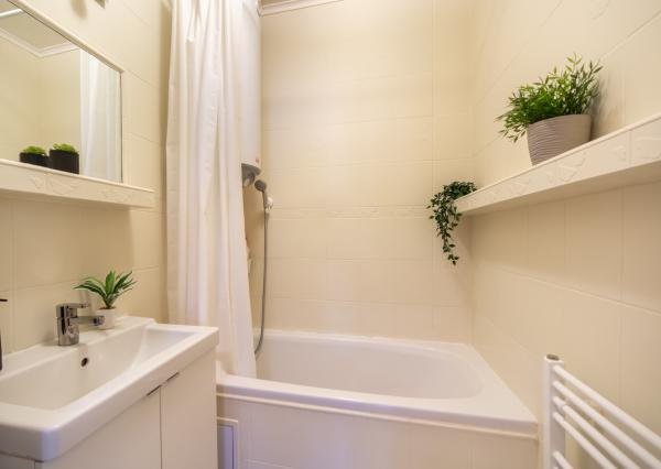 REZERVOVANÉ: Na predaj 2-izbový byt s balkónom a pivnicou v pokojnej časti obce Veľké Leváre