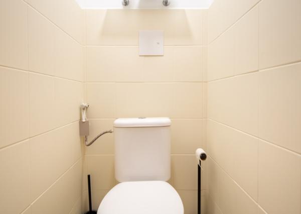 REZERVOVANÉ: Na predaj 2-izbový byt s balkónom a pivnicou v pokojnej časti obce Veľké Leváre