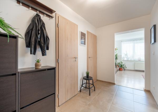 REZERVOVANÉ: Na predaj 2-izbový byt s balkónom a pivnicou v pokojnej časti obce Veľké Leváre