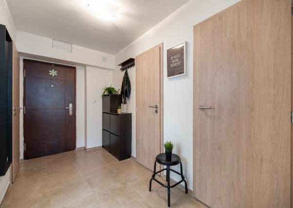 REZERVOVANÉ: Na predaj 2-izbový byt s balkónom a pivnicou v pokojnej časti obce Veľké Leváre