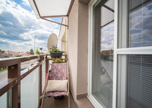 REZERVOVANÉ: Na predaj 2-izbový byt s balkónom a pivnicou v pokojnej časti obce Veľké Leváre