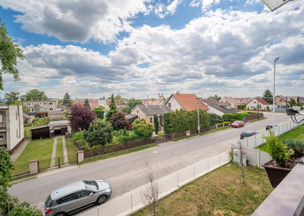 REZERVOVANÉ: Na predaj 2-izbový byt s balkónom a pivnicou v pokojnej časti obce Veľké Leváre