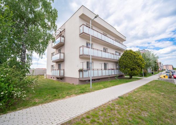 REZERVOVANÉ: Na predaj 2-izbový byt s balkónom a pivnicou v pokojnej časti obce Veľké Leváre