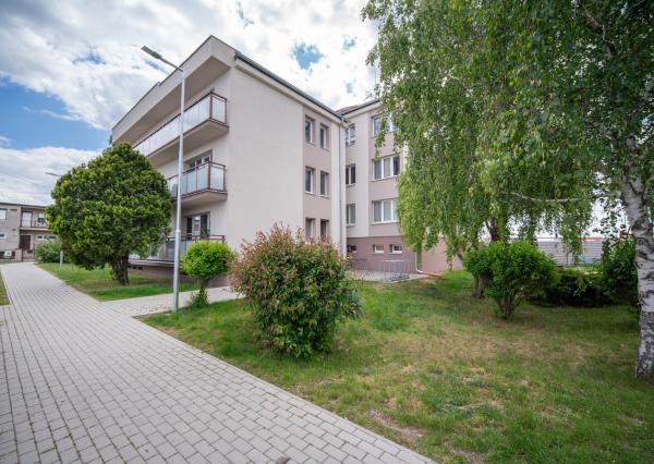 REZERVOVANÉ: Na predaj 2-izbový byt s balkónom a pivnicou v pokojnej časti obce Veľké Leváre