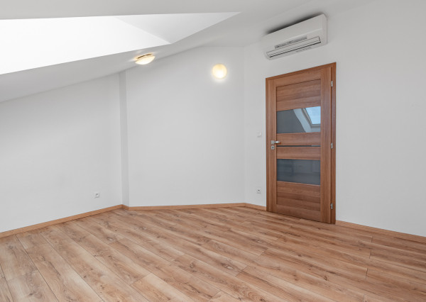 Na prenájom kompletne zariadený 4-izbový podkrovný byt v Ivanke pri Dunaji