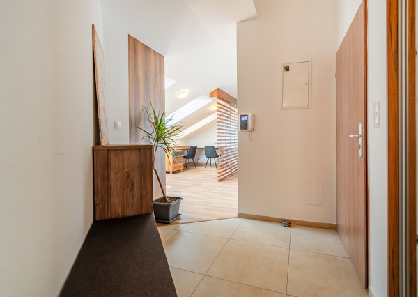 Na prenájom kompletne zariadený 4-izbový podkrovný byt v Ivanke pri Dunaji