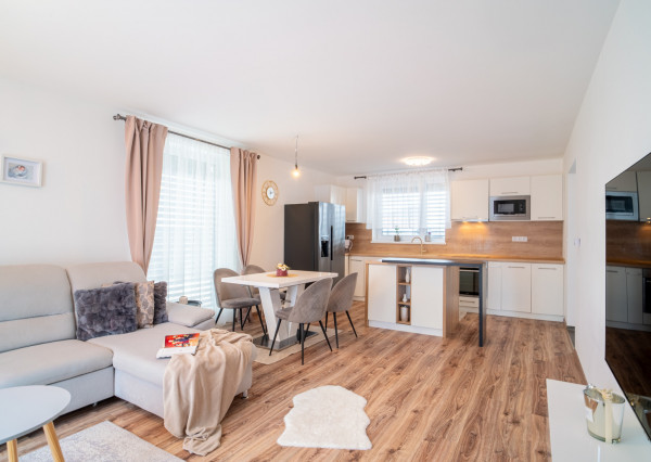 REZERVOVANÉ - Na predaj 5-izbový rodinný dom v Rovinke