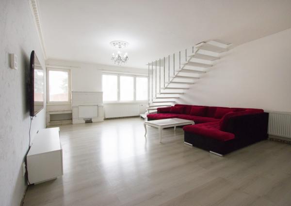 Na predaj dvojdom s rozľahlým pozemkom v centre obce Zlaté Klasy