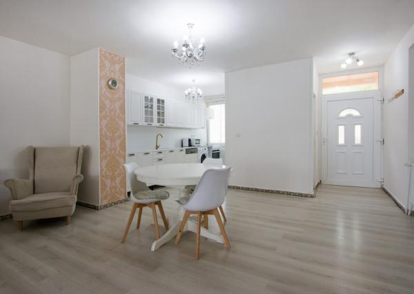 Na predaj dvojdom s rozľahlým pozemkom v centre obce Zlaté Klasy