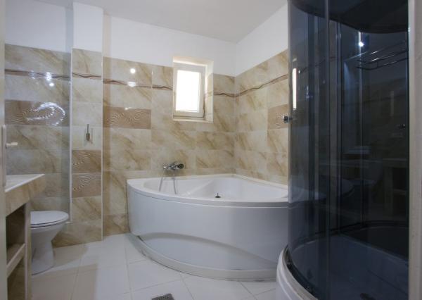 Na predaj dvojdom s rozľahlým pozemkom v centre obce Zlaté Klasy