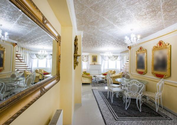 Na predaj dvojdom s rozľahlým pozemkom v centre obce Zlaté Klasy