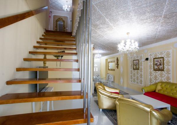 Na predaj dvojdom s rozľahlým pozemkom v centre obce Zlaté Klasy