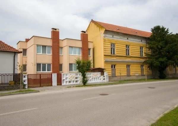 Na predaj dvojdom s rozľahlým pozemkom v centre obce Zlaté Klasy